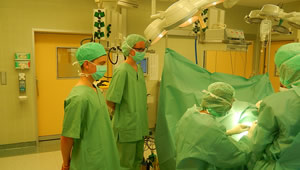Medizinstudenten im OP-Saal