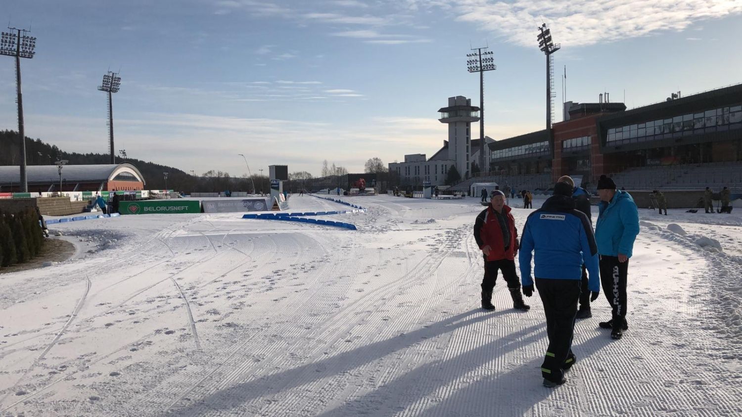 Schneekanonen an der Biathlonstecke